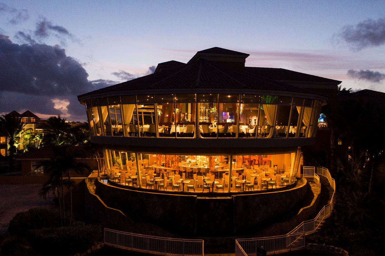 Restaurang Windows of Aruba (uppe) och Mulligans (nere) på Divi Village Golf & Beach Resort