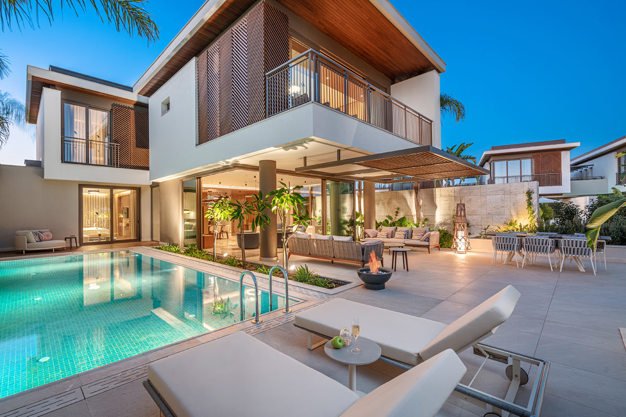 Fyrarumslägenhet i villa, 6 ord.bäddar med privat pool