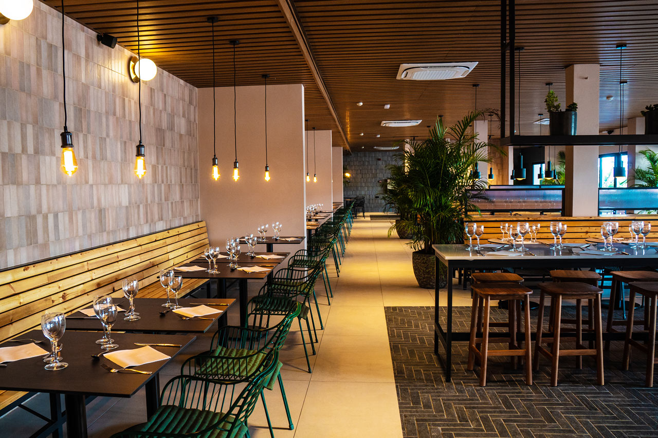 I hotellets trevliga restaurang kan du njuta av vällagade måltider