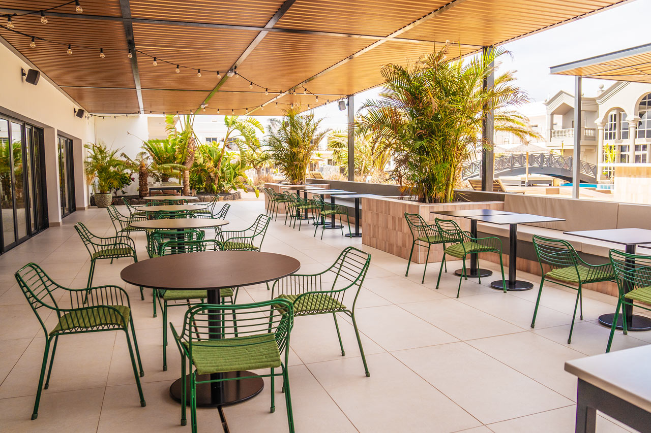 Restaurangens trevliga terrass