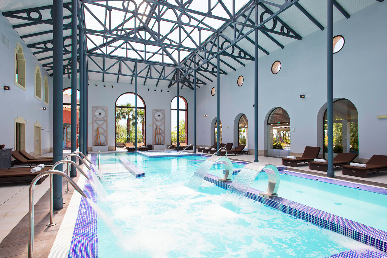 Inomhuspoolen i hotellets spa