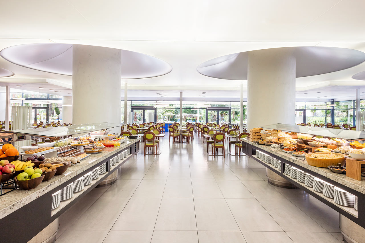 Hotellets bufférestaurang är öppen för frukost, lunch och middag