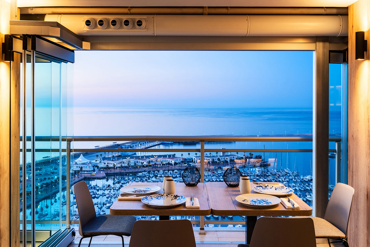 À la carte-restaurangen erbjuder både internationella rätter och medelhavsinspirerad mat