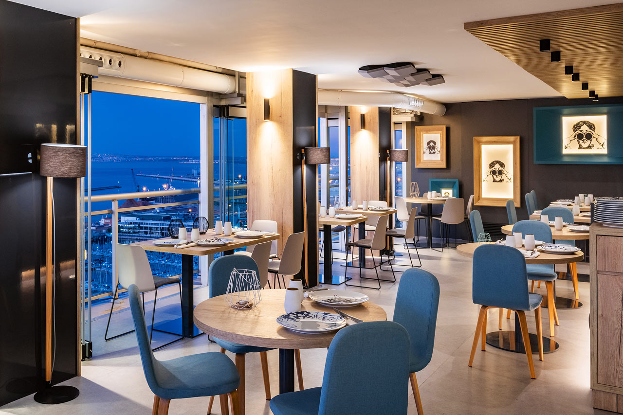 Hotellets à la carte-restaurang är öppen för lunch och middag