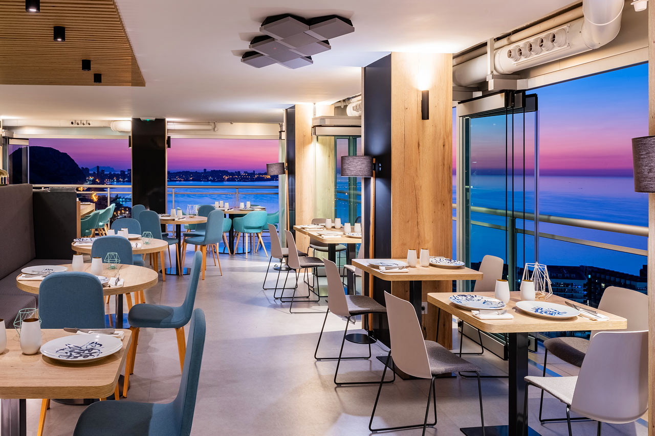 Njut av en god måltid i hotellets à la carte-restaurang