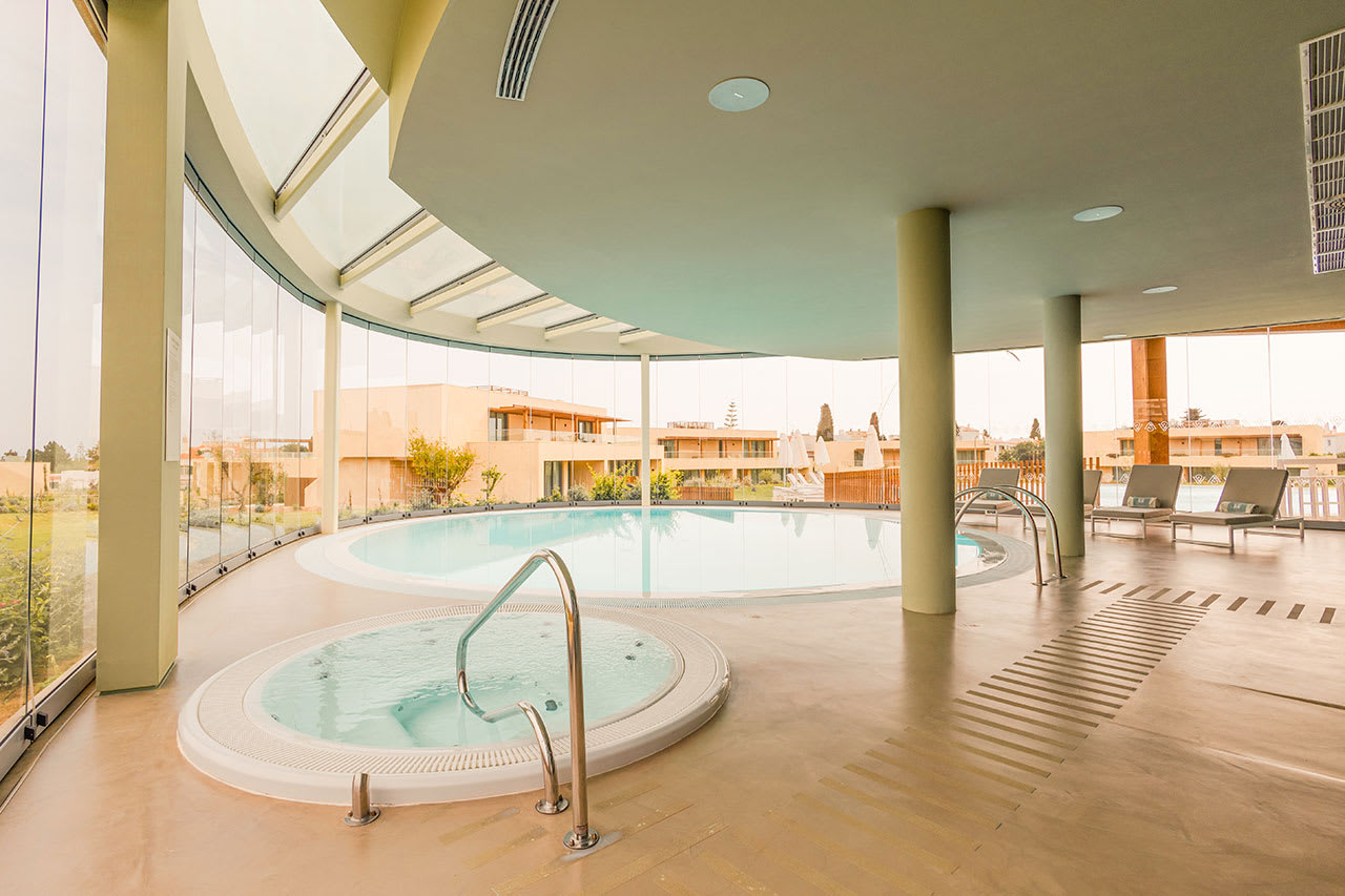 Hotellets inomhuspool och bubbelpool i spaavdelningen