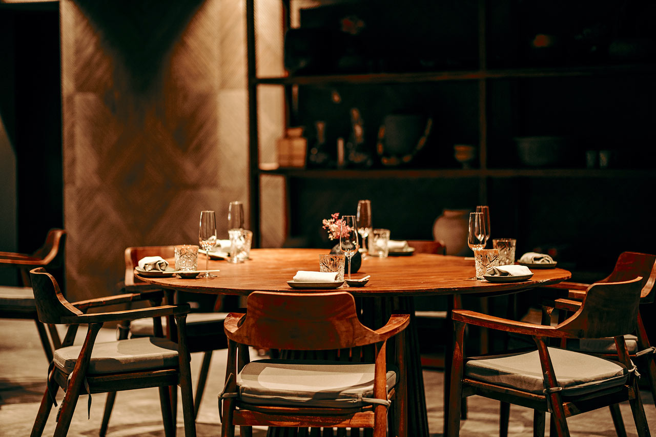 Hotellets à la carte-restaurang (OKU restaurant) med servering av asiatiska och sydamerikanska rätter