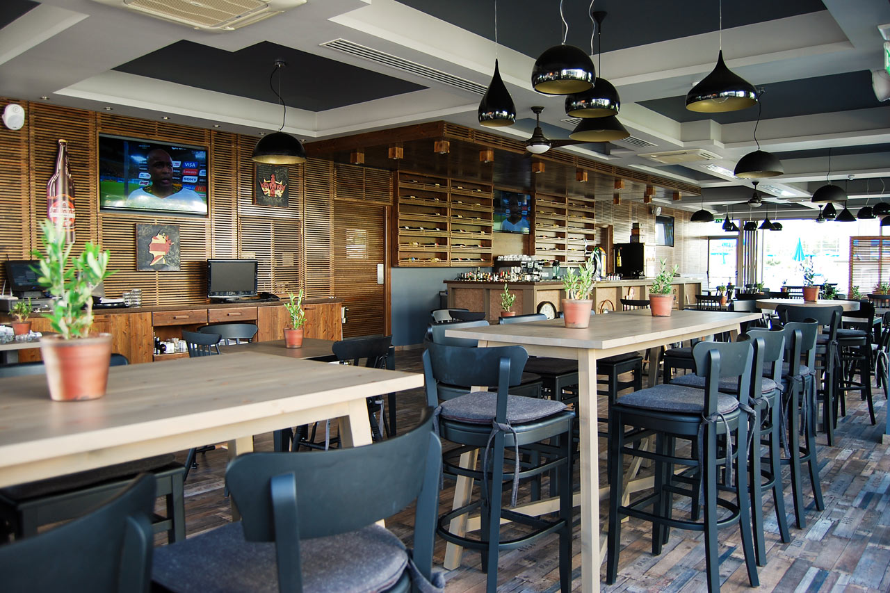 Kombinerad bar- och à la carte-restaurang