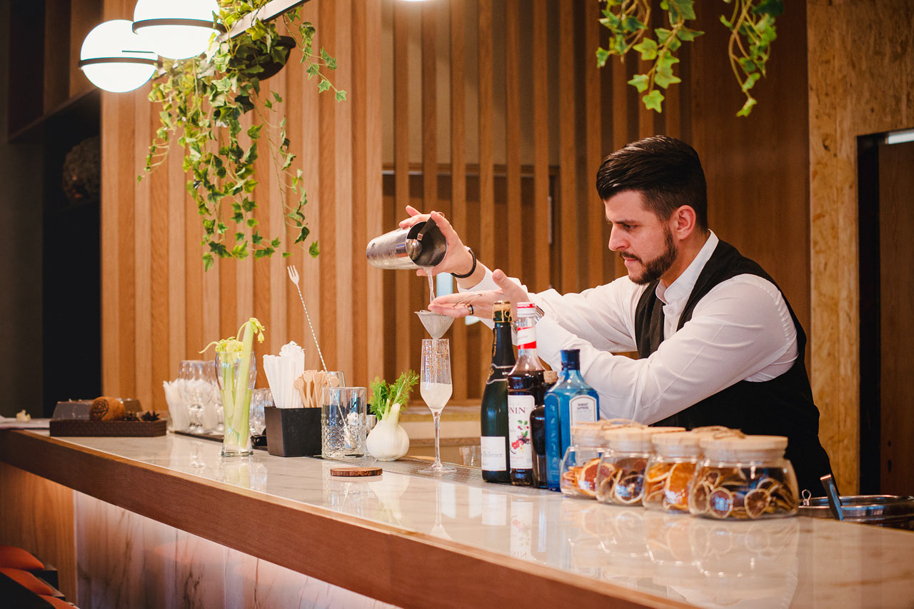 I hotellets bar kan du koppla av med en god drink
