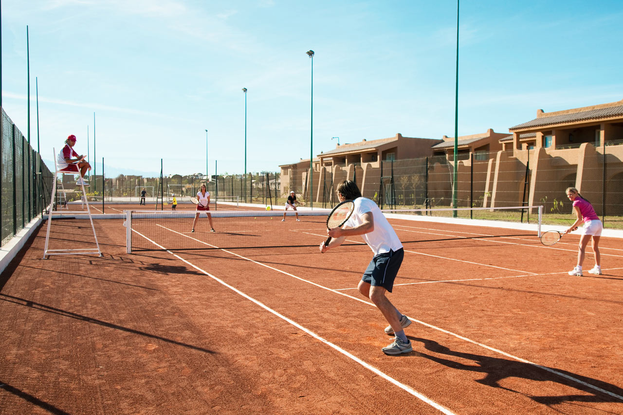Utmana ditt resesällskap i en tennismatch