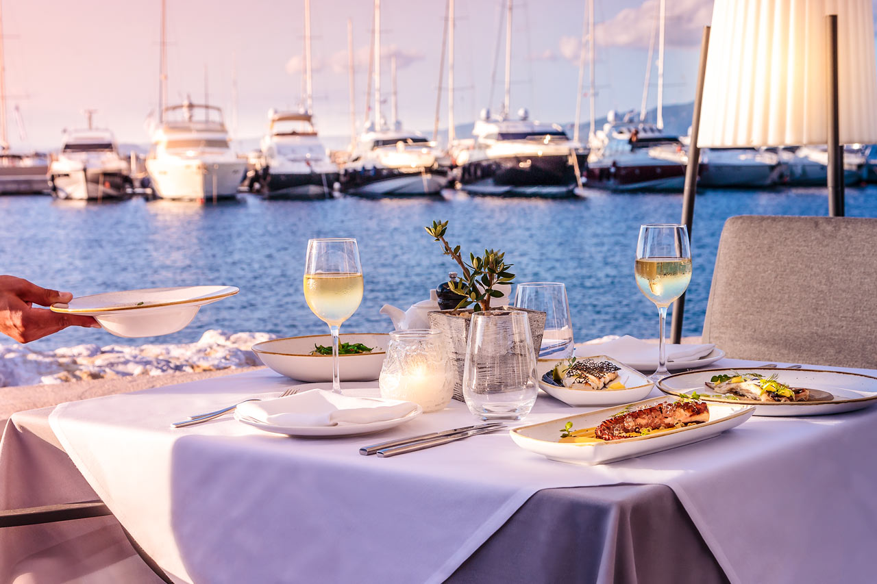 À la carte-restaurang med skaldjur och lokala rätter