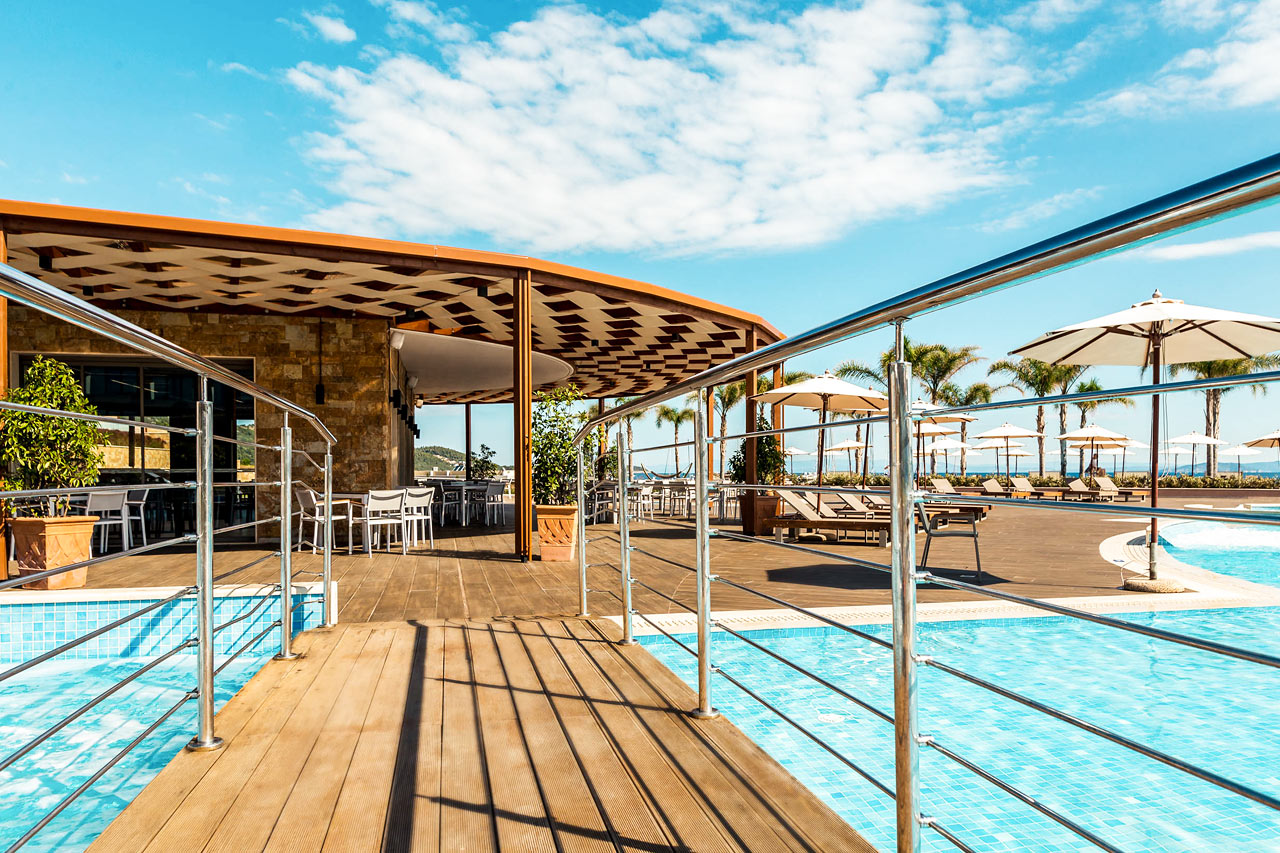 À la carte-restaurang vid poolen