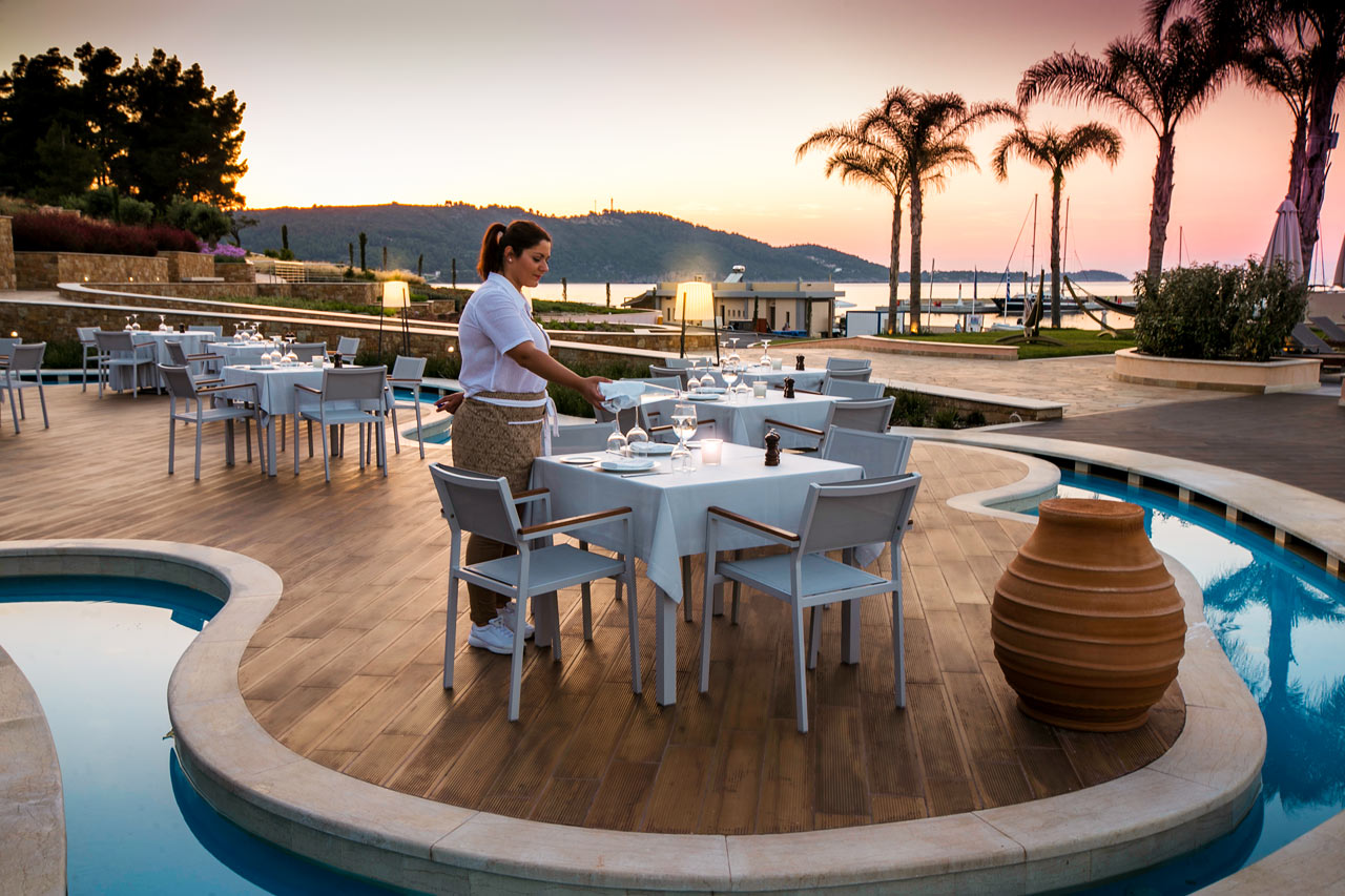 À la carte-restaurang vid poolen