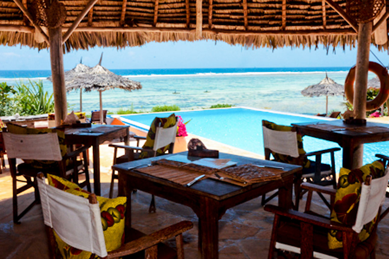 Restaurang och bar vid poolen