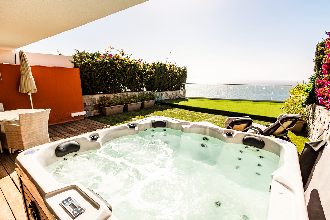 Tvårumslägenhet i villa med havsutsikt och bubbelpool