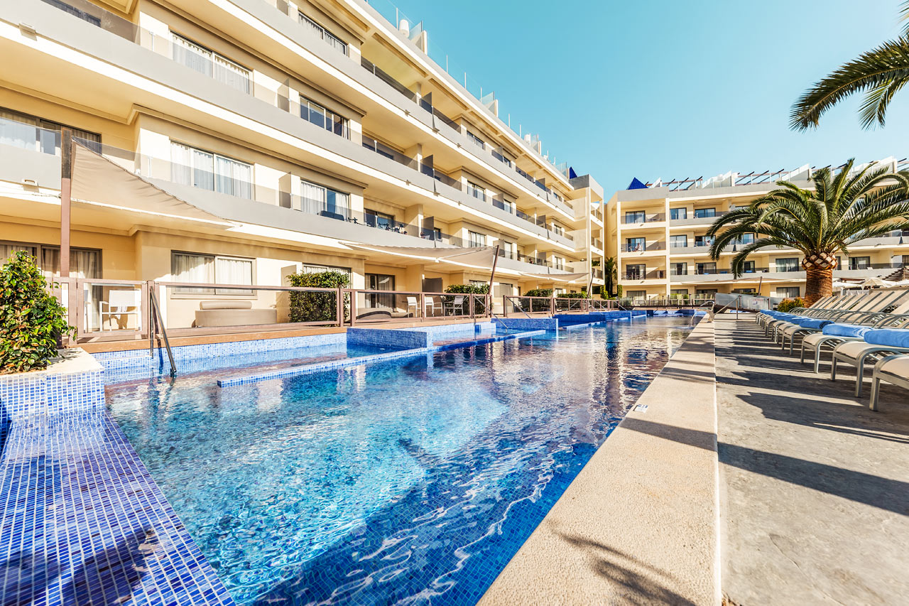 Tvårumslägenhet med poolaccess
