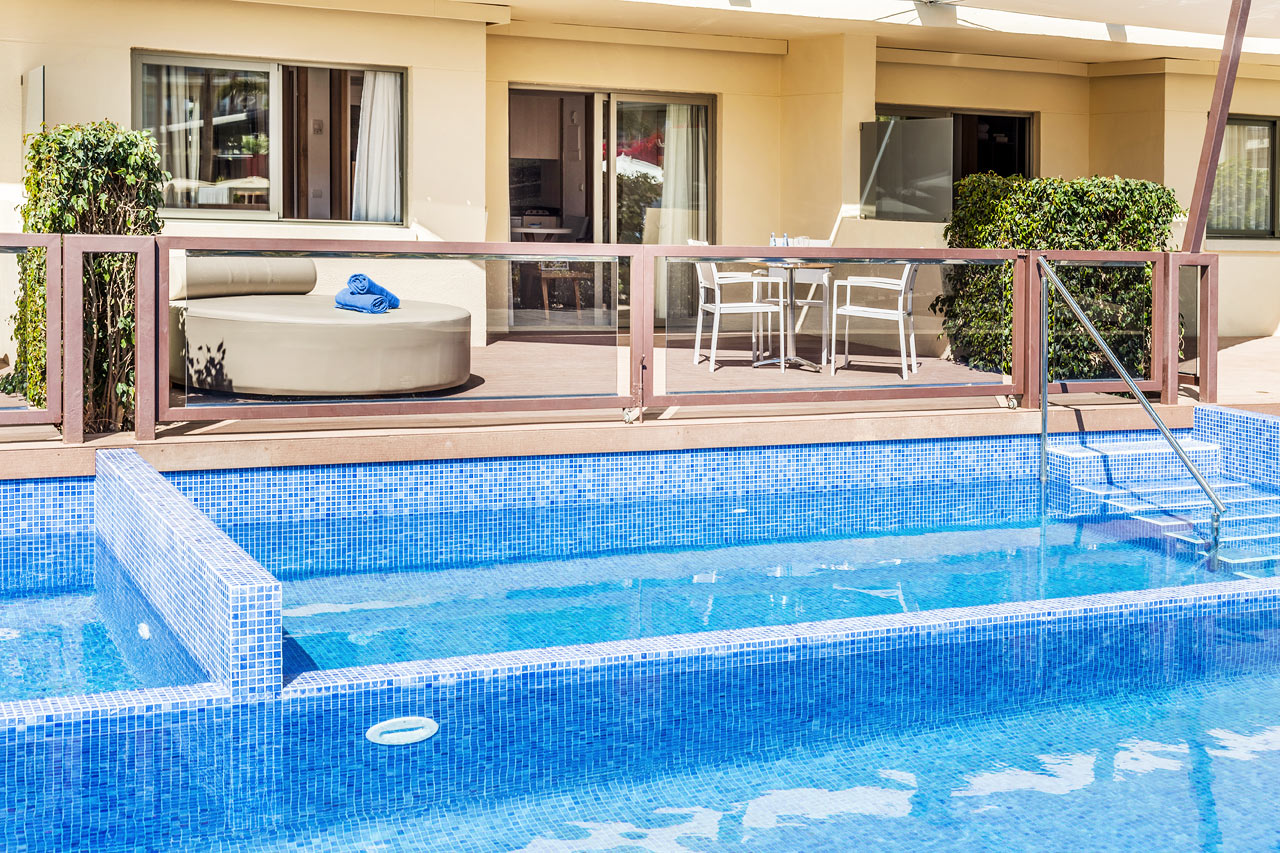 Tvårumslägenhet med poolaccess