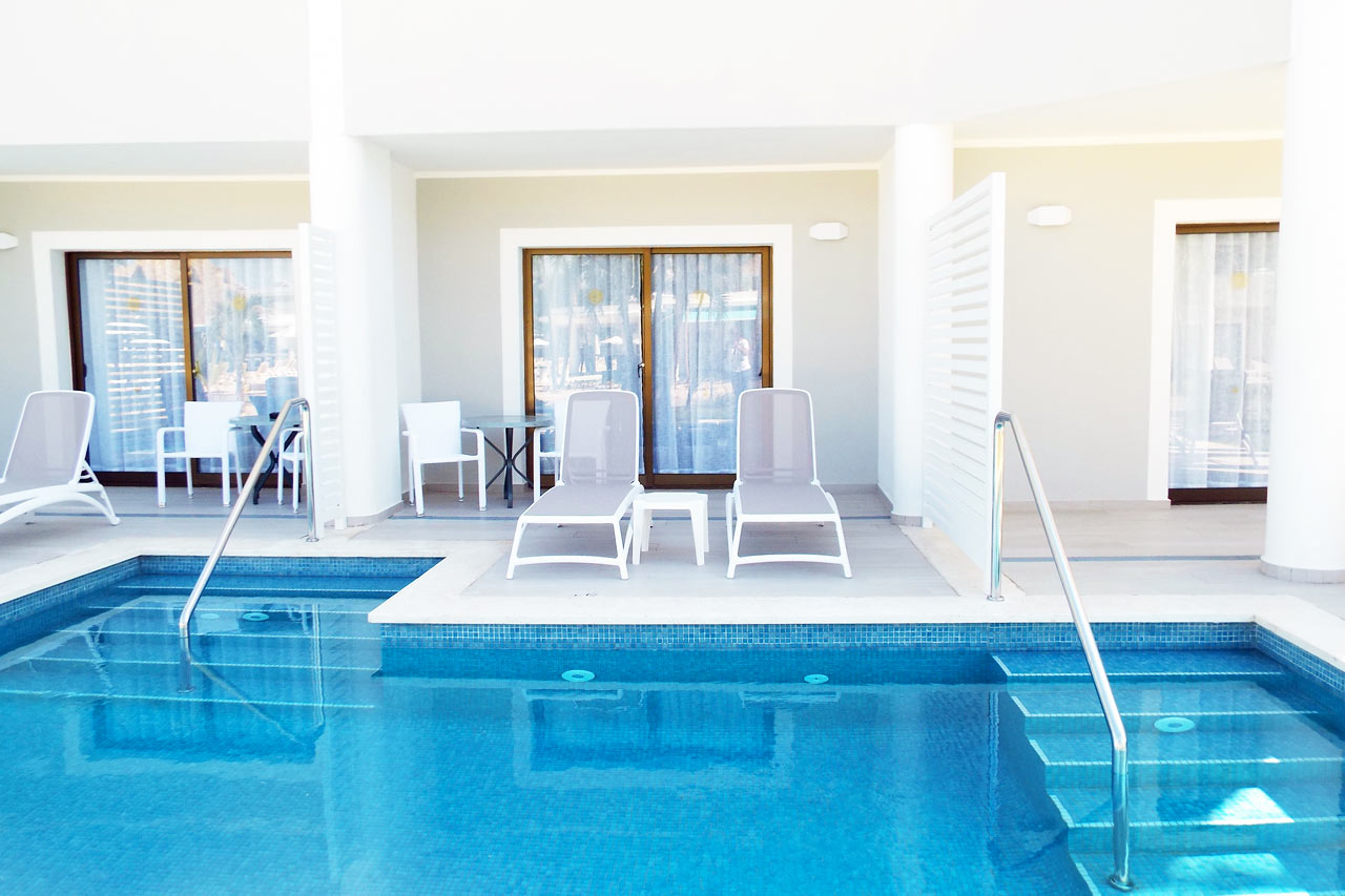 Dubbelrum juniorsvit med poolaccess