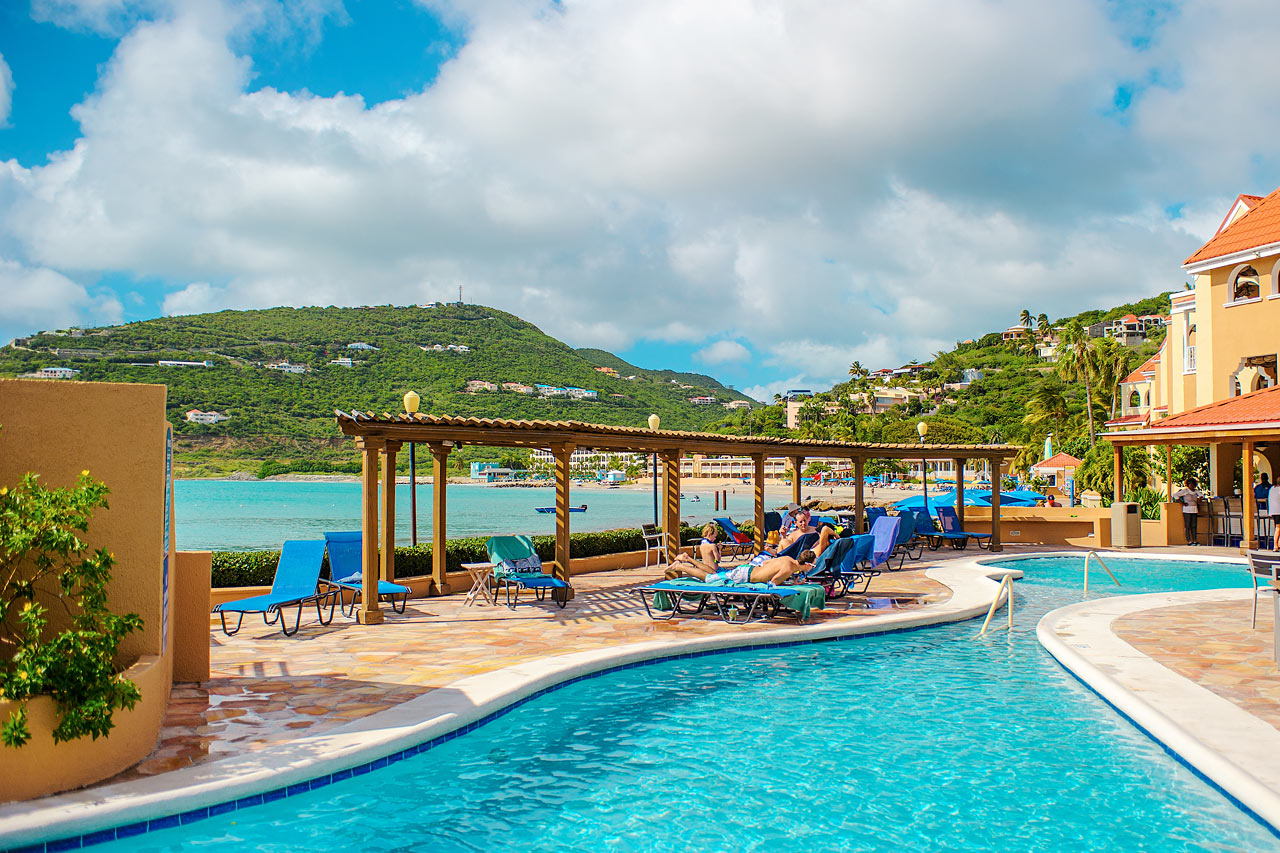 På Divi Little Bay Beach Resort kan du njuta från flera olika pooler