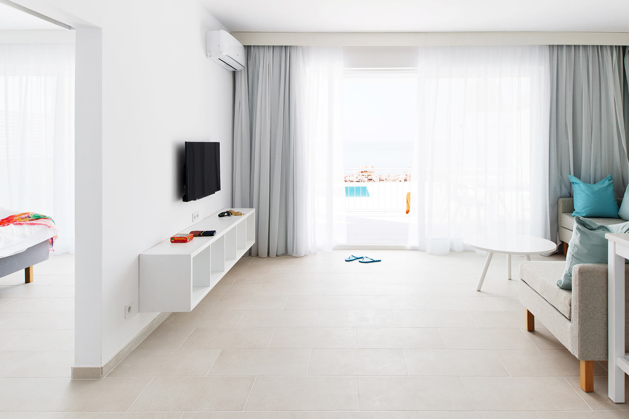 Trerumslägenhet med terass och access till privat delad pool