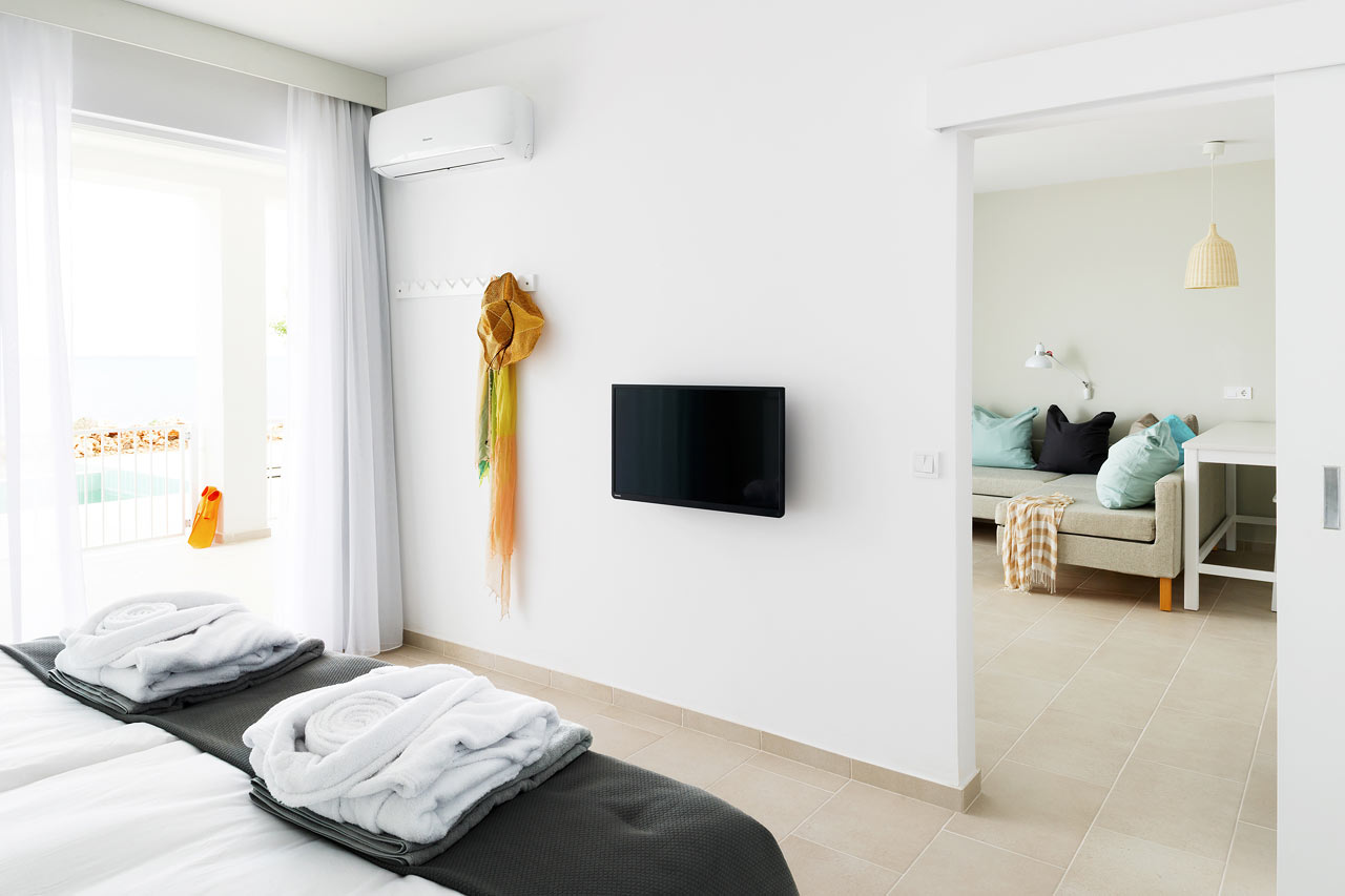 Trerumslägenhet med terrass och access till privat, delad pool