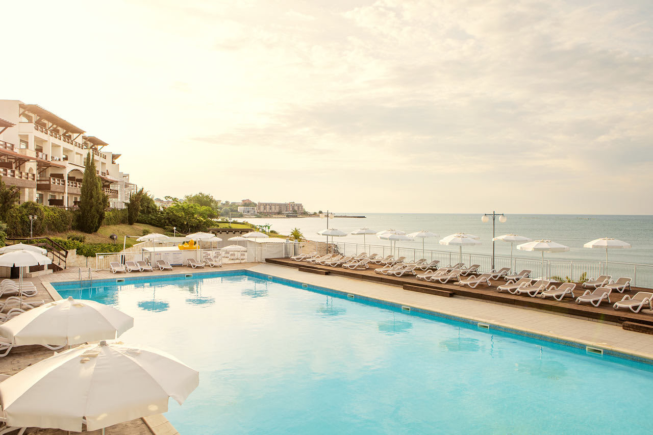 Pool vid stranden