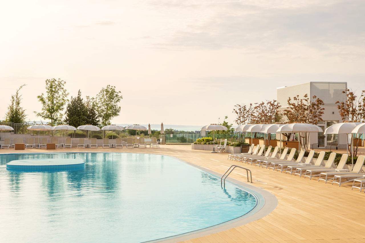 Pool ovanför receptionsbyggnaden