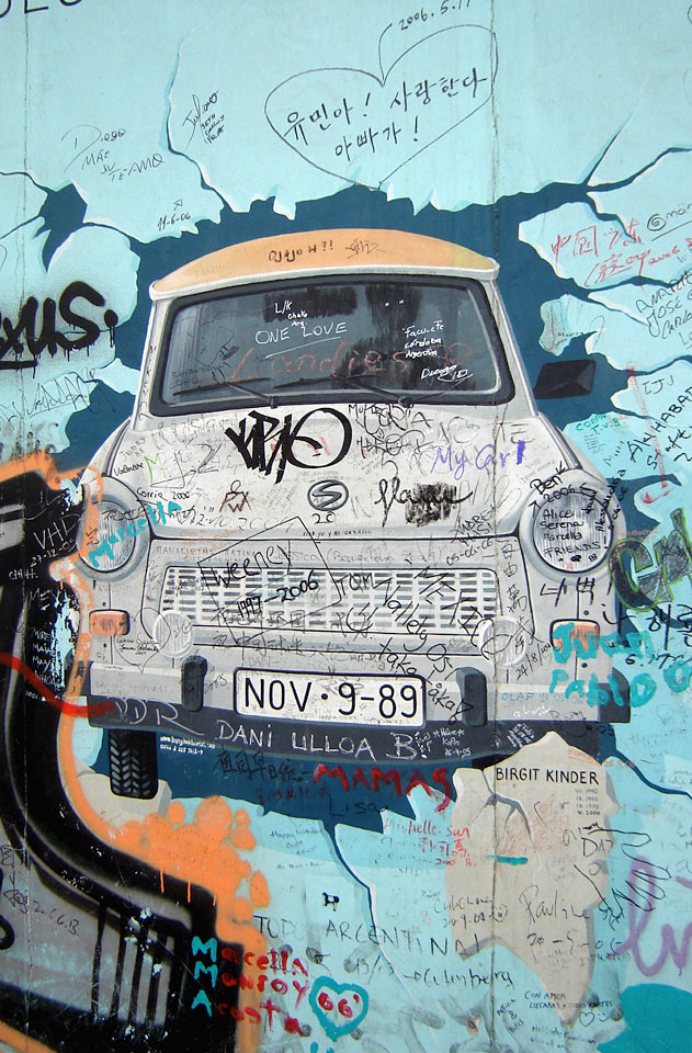 East Side Gallery är ett kvarstående avsnitt av Berlinmuren och längs murens östra sida finns ett hundratal målningar av olika konstnärer från hela världen.