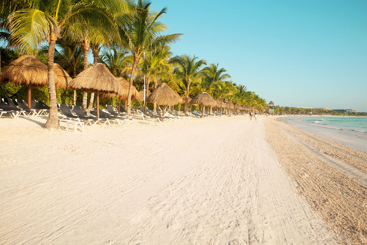 Stranden vid hotellen Grand Palladium Colonial White Sand Resort & Spa och Grand Palladium Royal Suites Yucatan