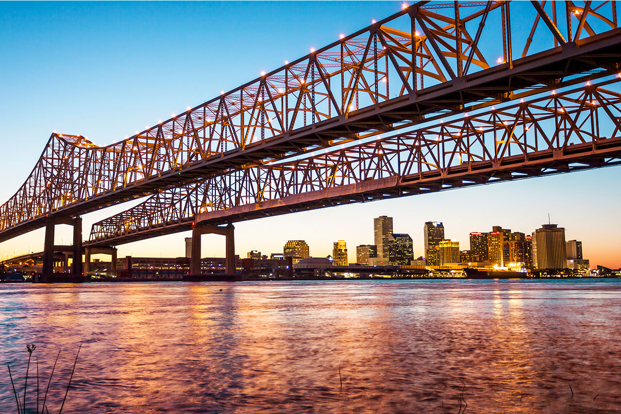 Cresent City Connection Bridge med New Orleans Skyline i bakgrunden