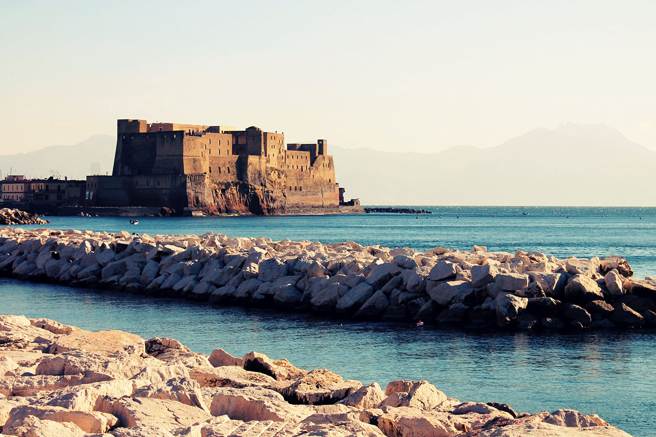 Det vackra slottet Castel dell'Ovo