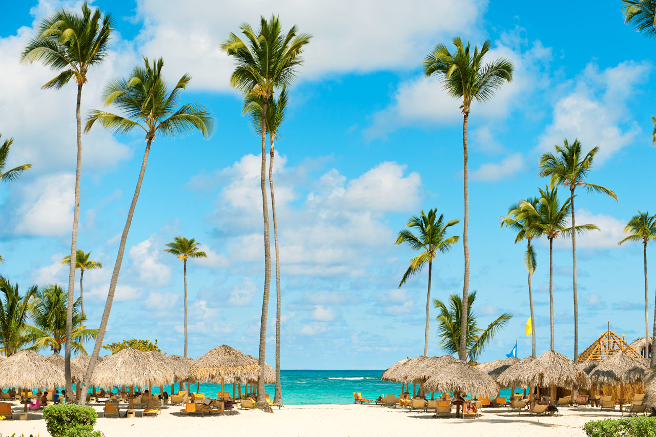 Nere vid stranden vid resorten Grand Bahia Principe