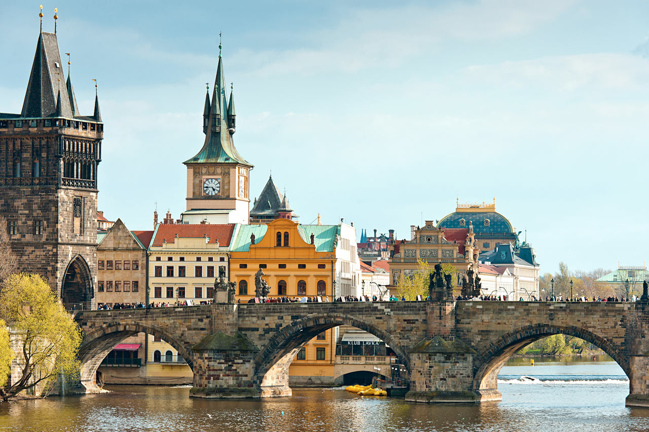 Imponerande Karlsbron i Prag
